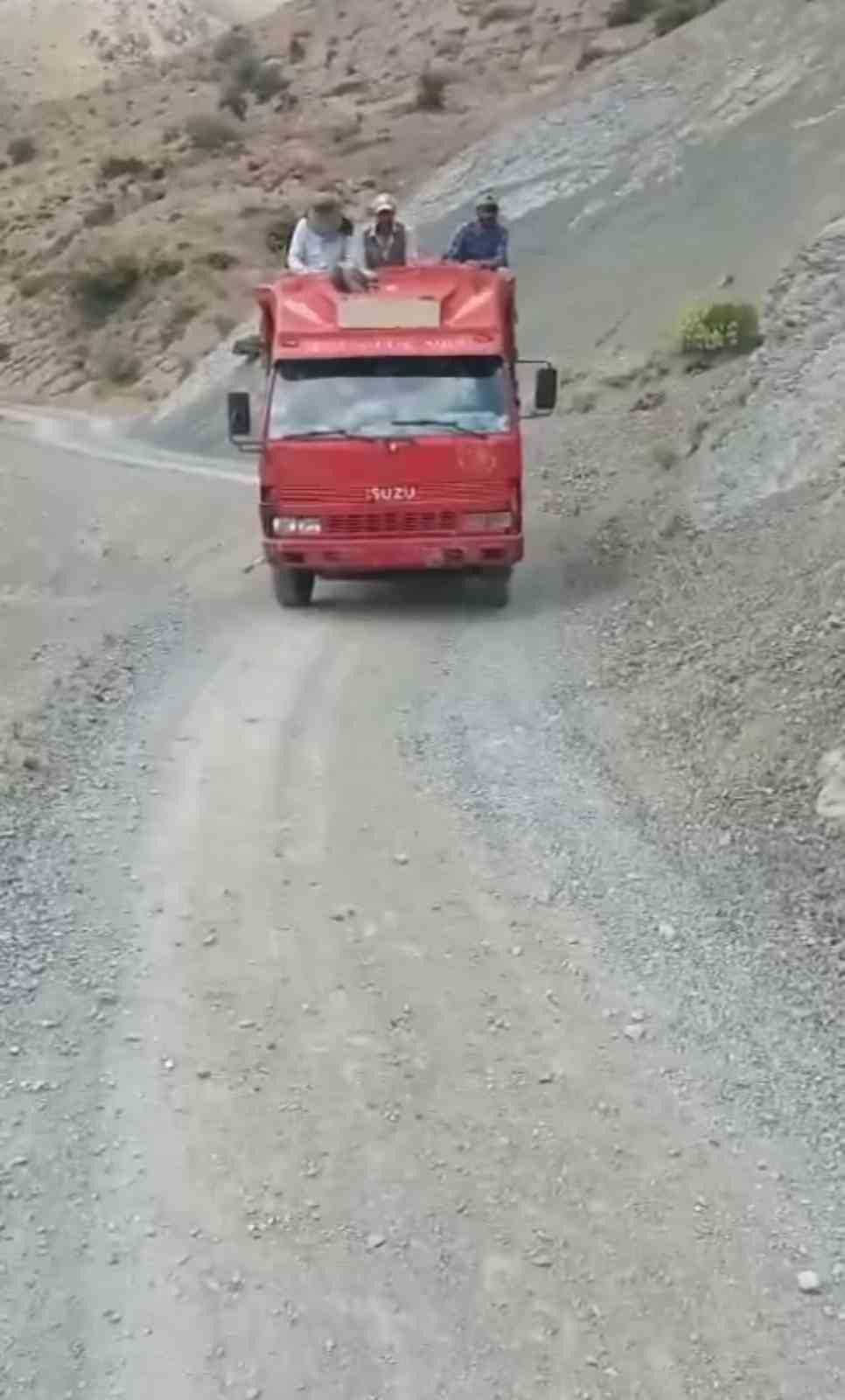 Köy sakinleri bozuk olan yayla yolunun onarılmasını istiyor
