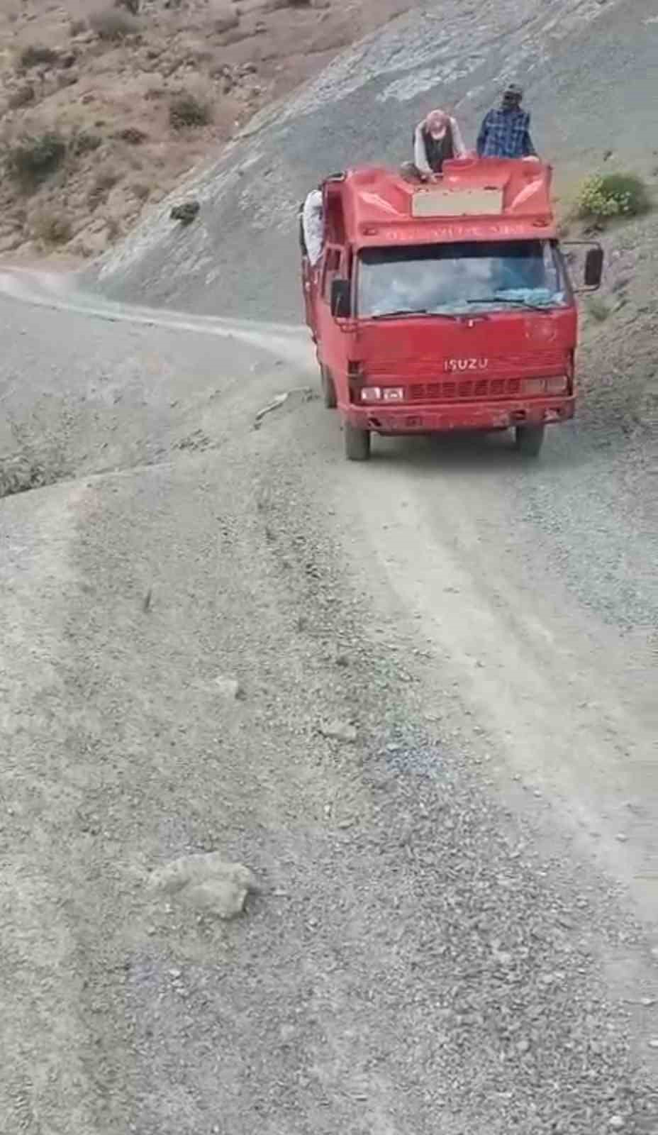 Köy sakinleri bozuk olan yayla yolunun onarılmasını istiyor
