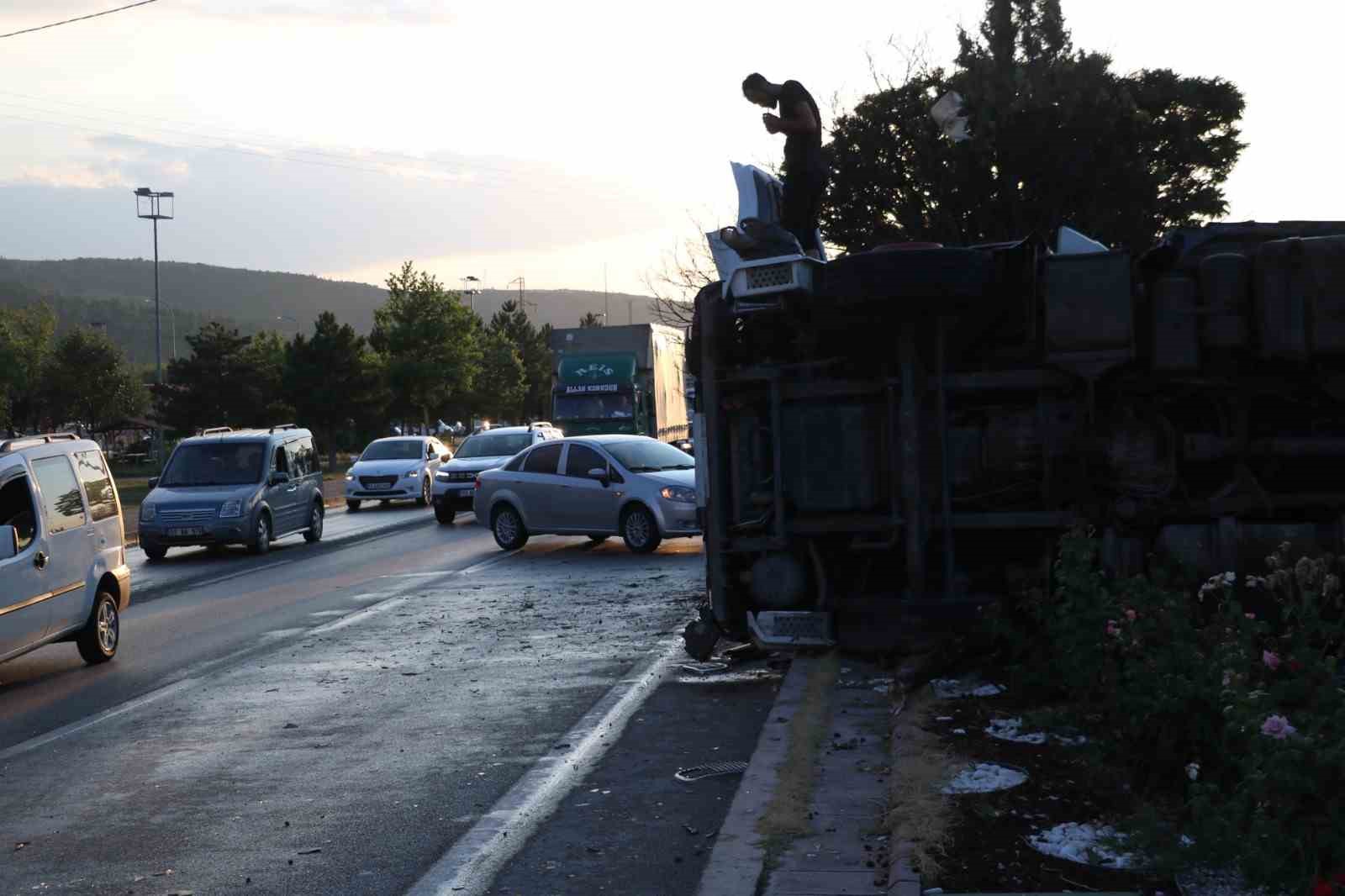 Kontrolden çıkan tır yol ortasına devrildi, 4 araç bir birine girdi
