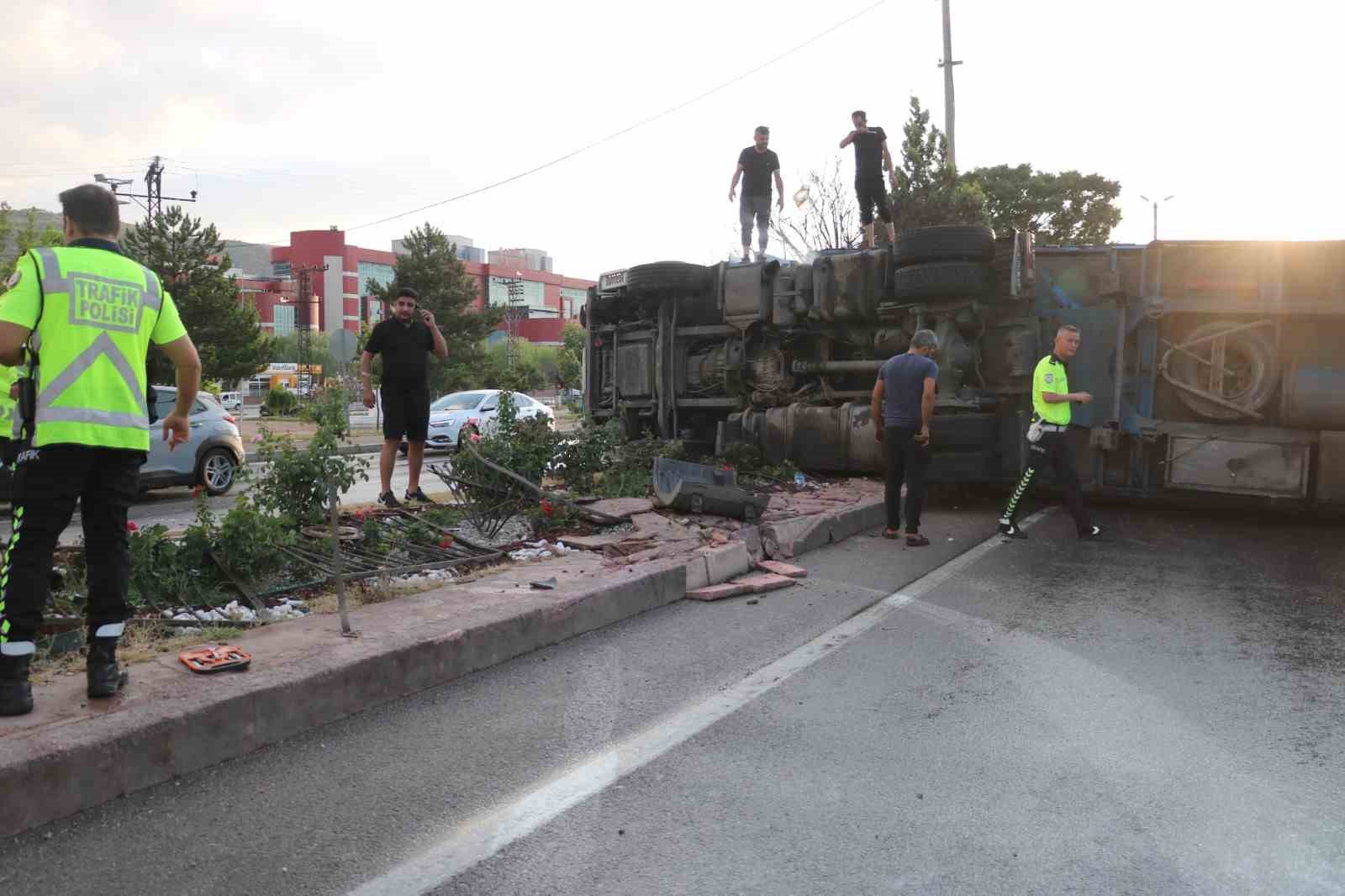 Kontrolden çıkan tır yol ortasına devrildi, 4 araç bir birine girdi
