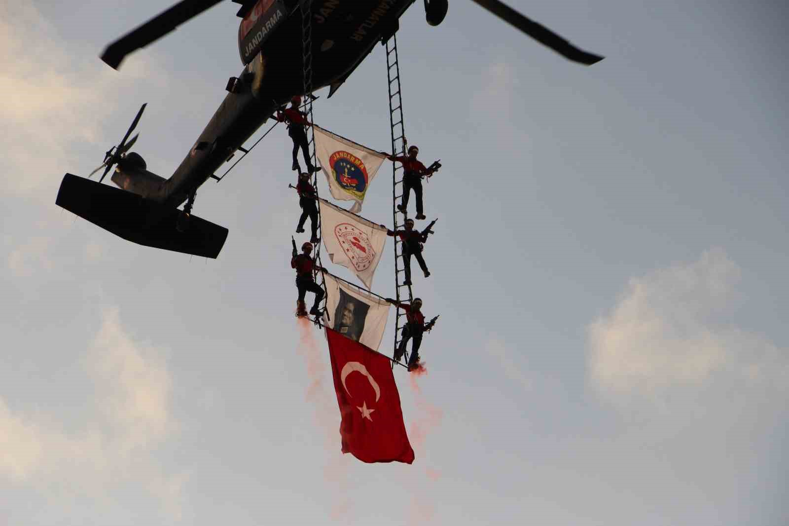 Çelik kanatlardan İskenderun körfezinde mest eden gösteri
