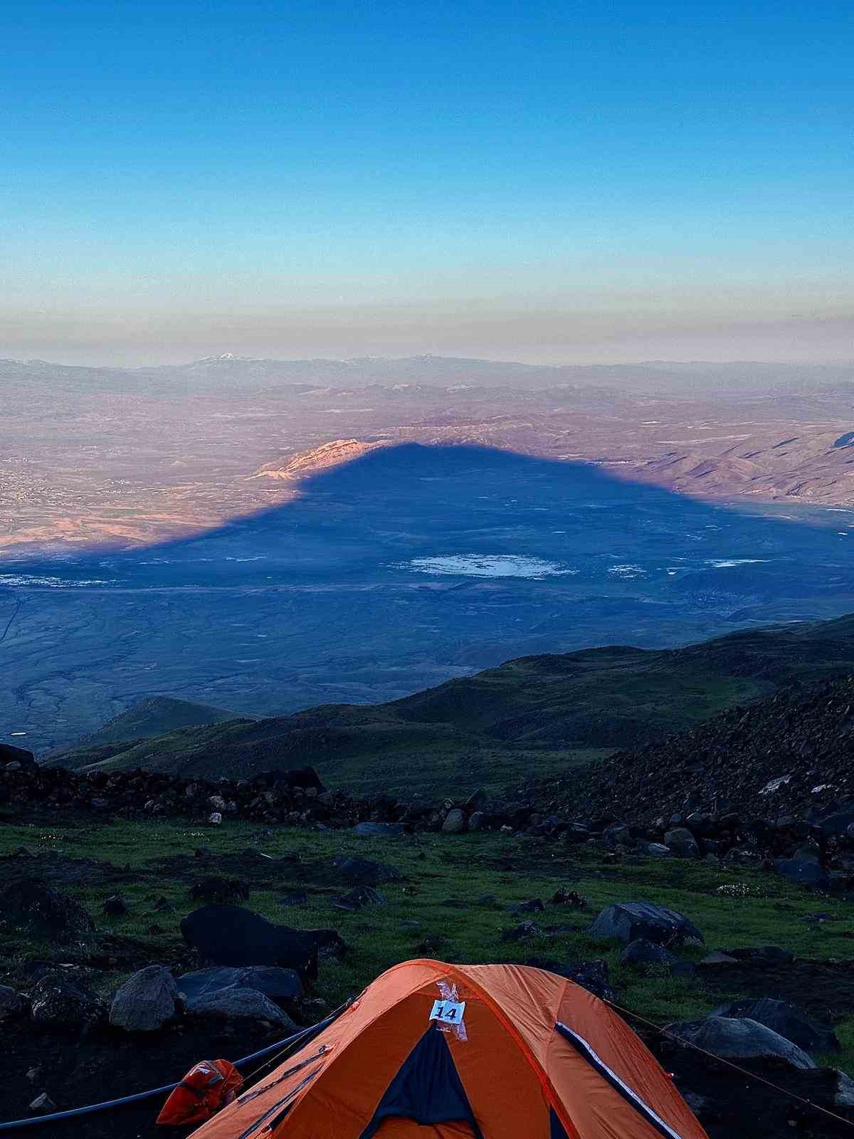 Ağrı Dağı’nda Avrupa yamaç paraşütü rekoru kırıldı
