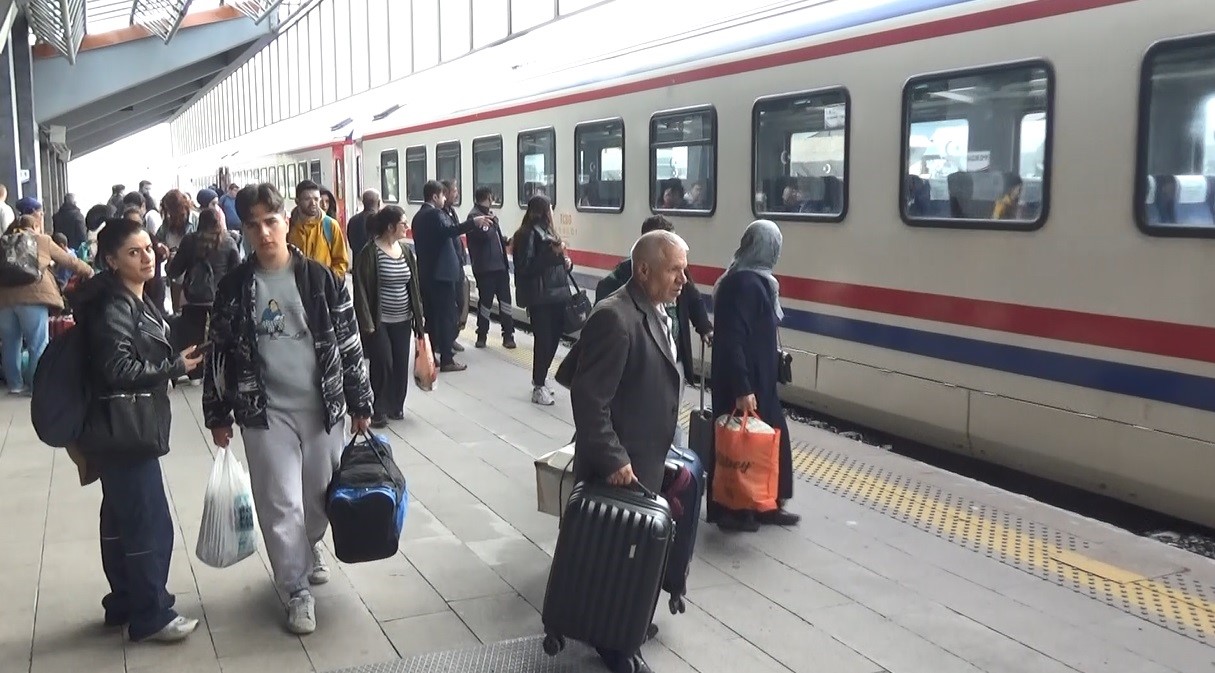 Kars’ta vatandaşların tercihi ’tren yolculuğu’
