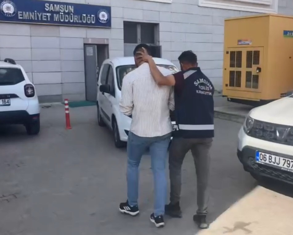 Kargo ile uyuşturucu sevkiyatı polise takıldı: 2 gözaltı
