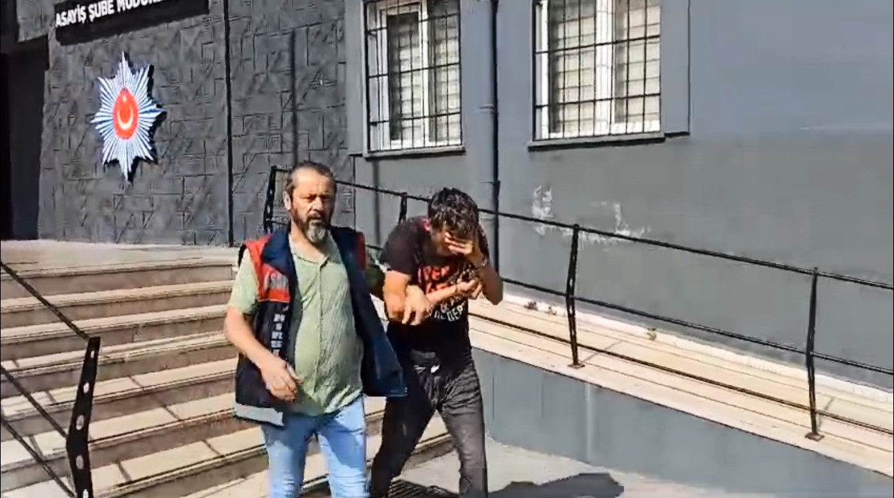 Hırsızı kendi kendine konuşması ele verdi...
