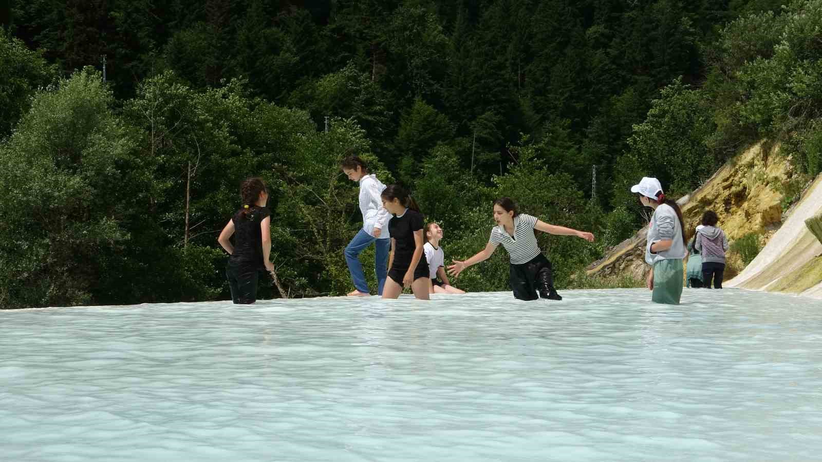 Köylerdeki öğrenciler için Göksu Travertenleri ve Mavi Göl’e gezi düzenlediler
