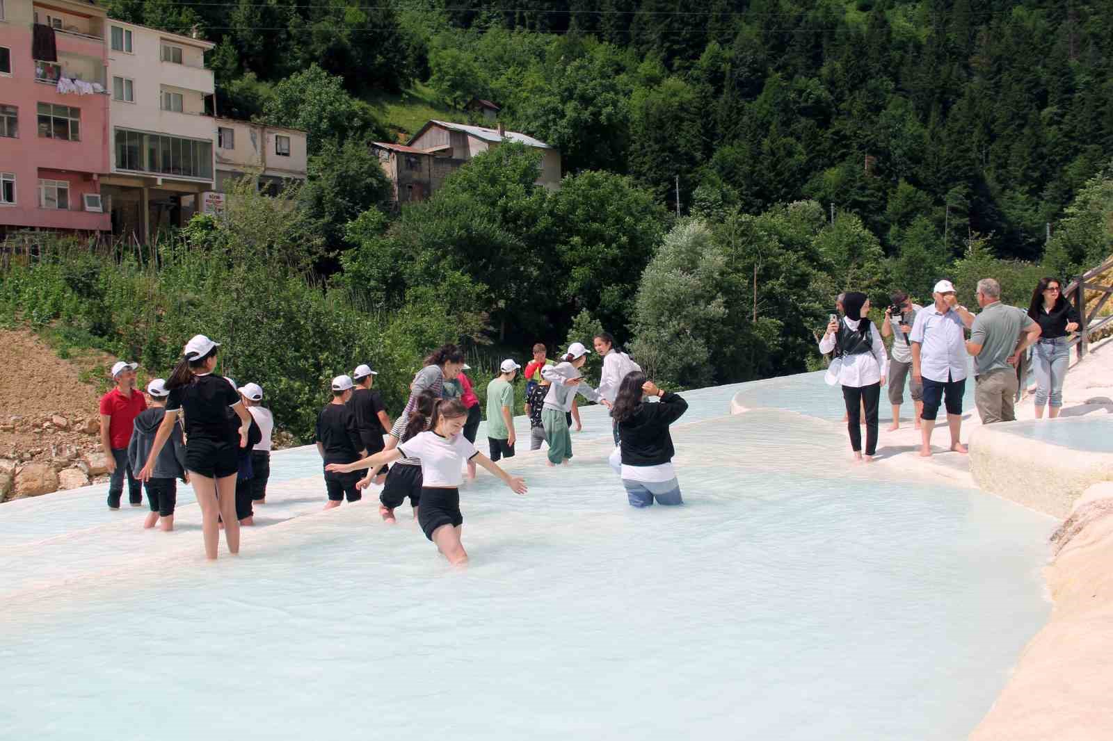 Köylerdeki öğrenciler için Göksu Travertenleri ve Mavi Göl’e gezi düzenlediler
