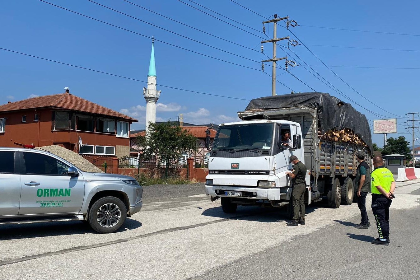 Orman emvali taşıyan araçlar tek tek kontrol edildi
