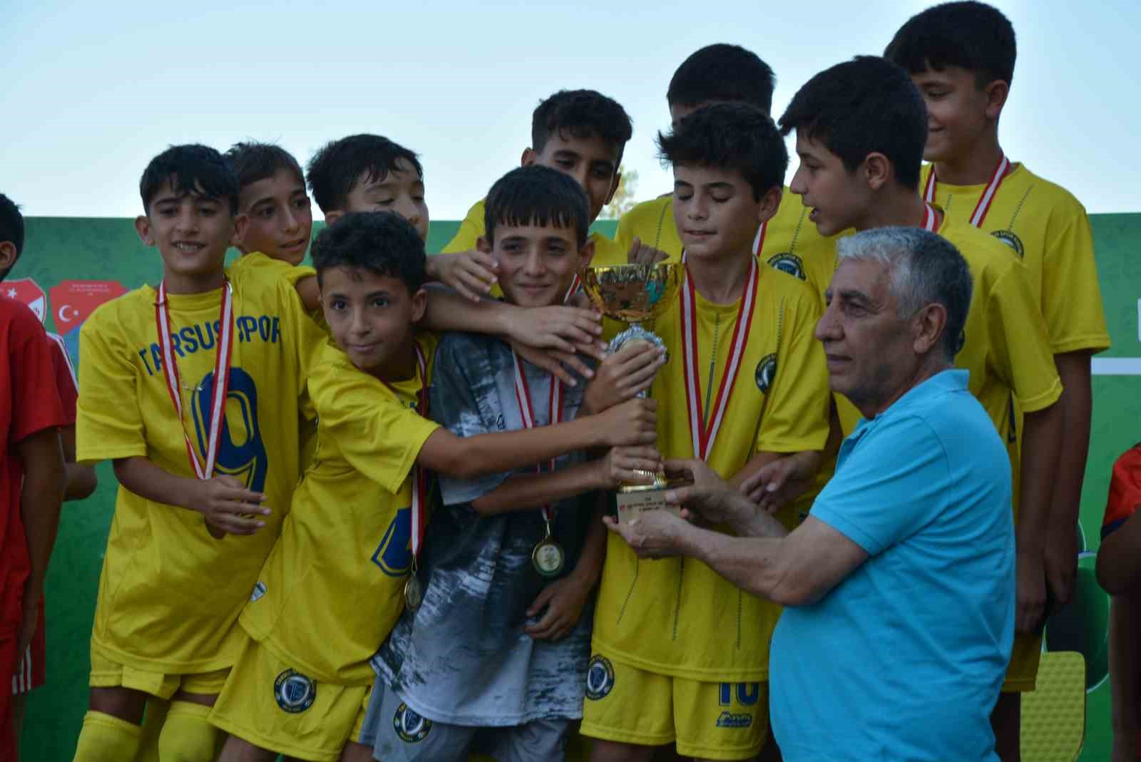 Mersin’de ’U-11/U-12 Futbol Şenliği Ligi’ ödül töreni ile son buldu
