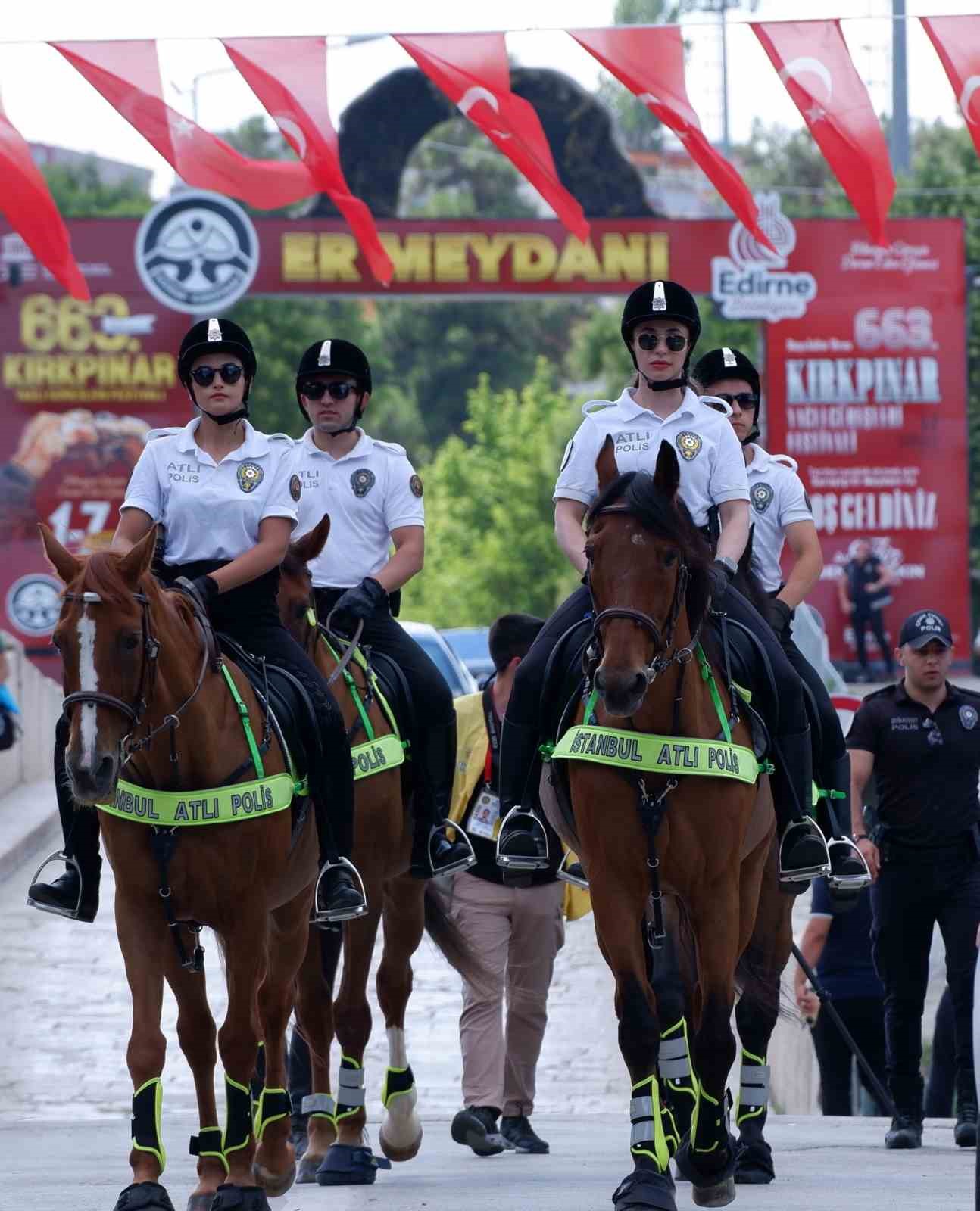 Atlı polisler Kırkpınar’da devriye geziyor
