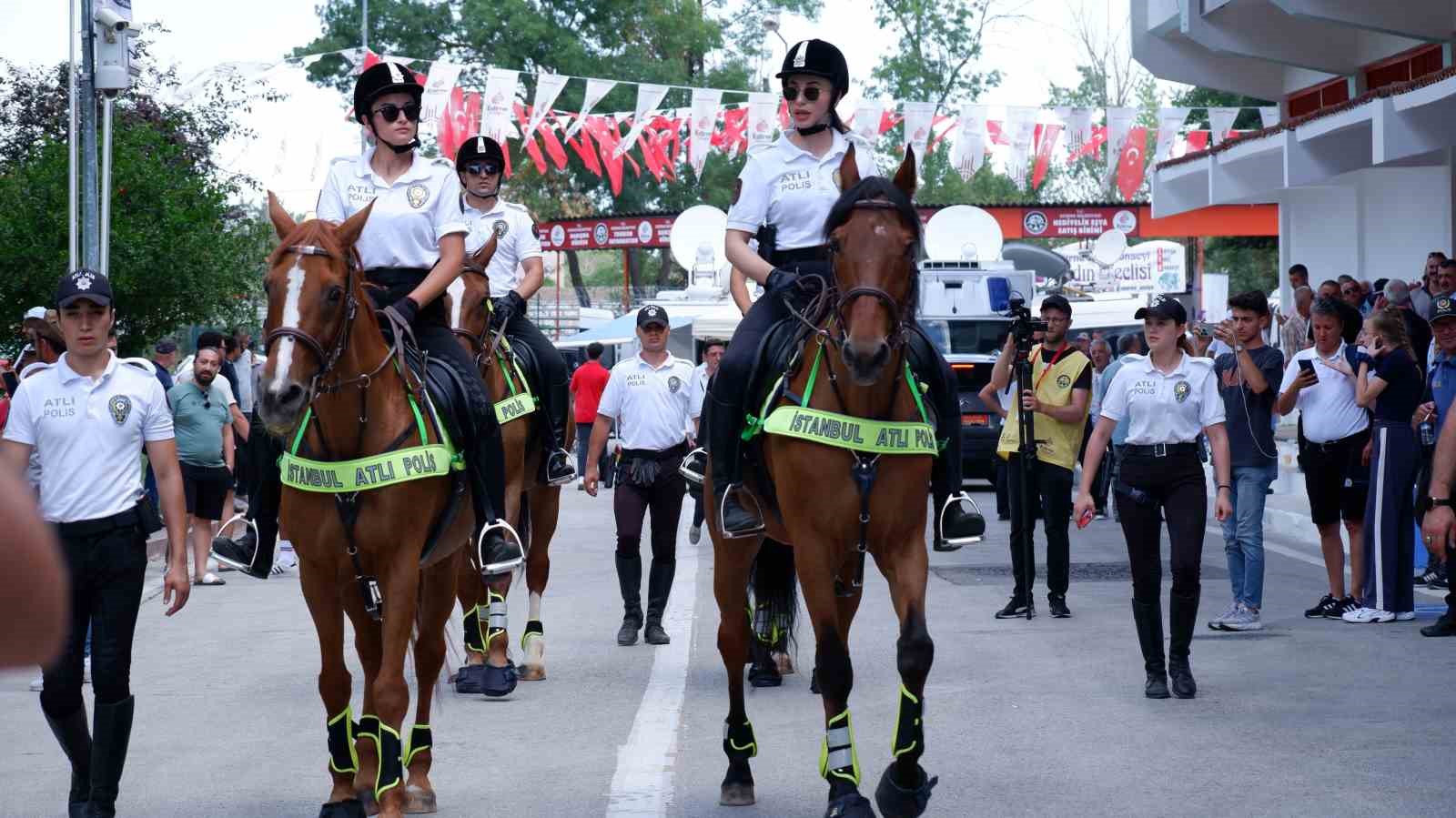 Atlı polisler Kırkpınar’da devriye geziyor
