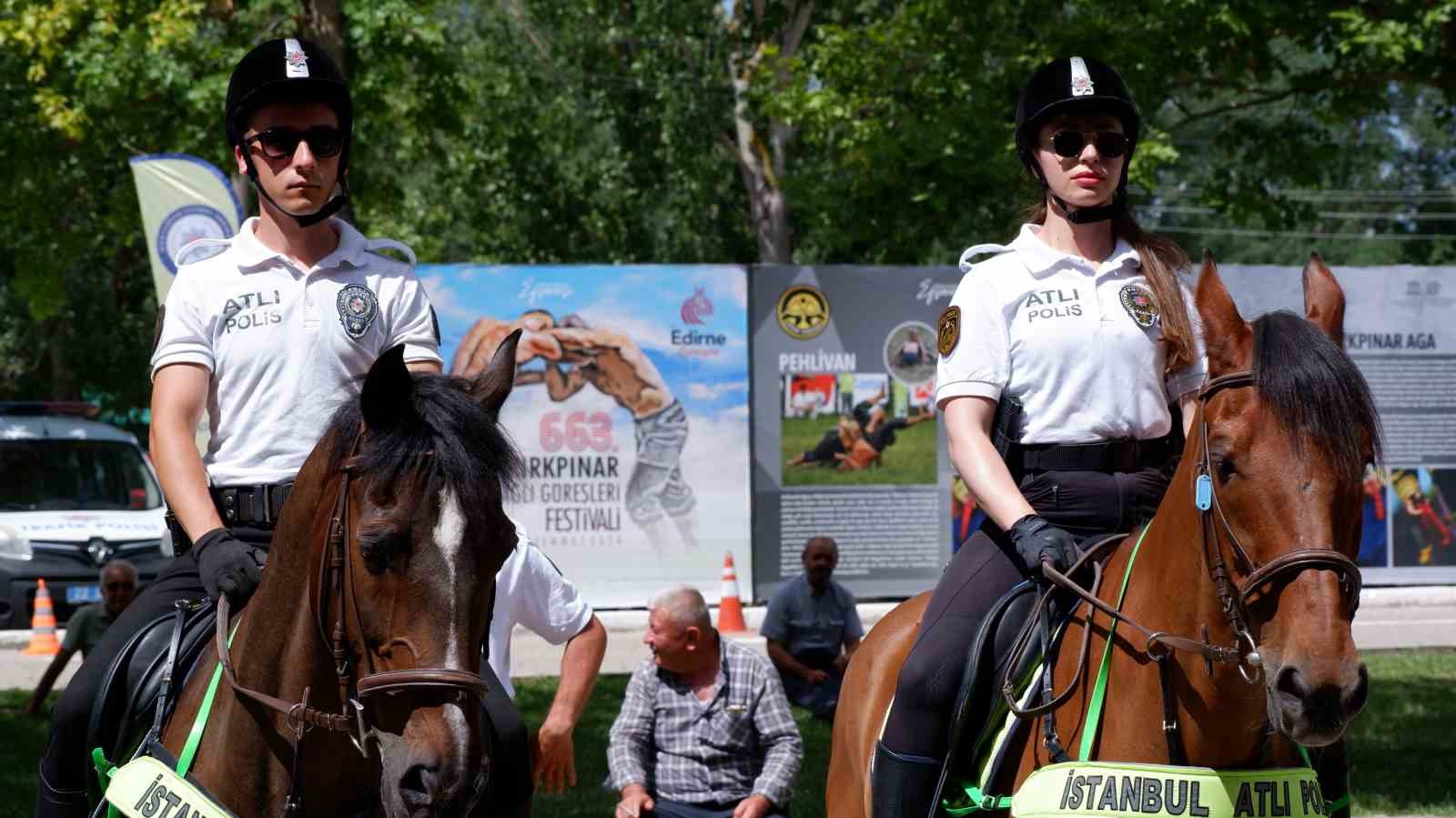 Atlı polisler Kırkpınar’da devriye geziyor
