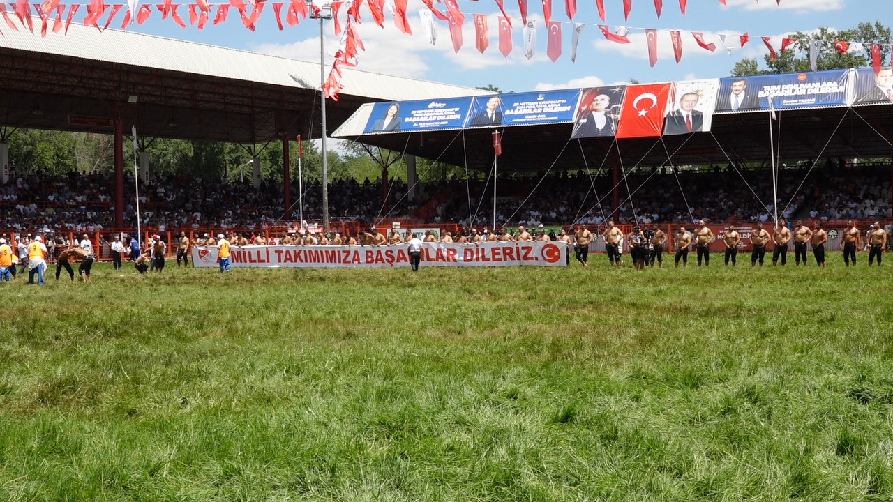 Kırkpınar’da başpehlivanlardan A Milli Futbol Takımı’na destek
