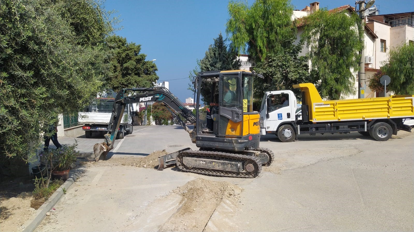 Kuşadası’nda yol yapım çalışmaları sürüyor
