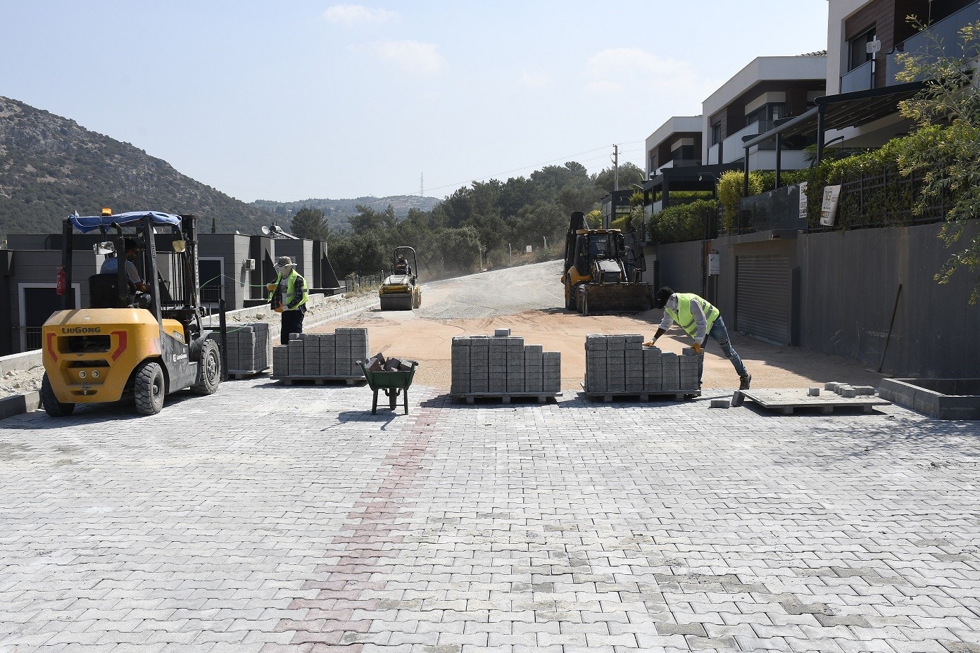 Kuşadası’nda yol yapım çalışmaları sürüyor
