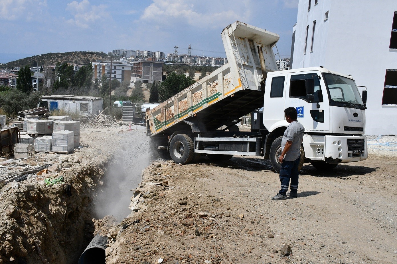 Kuşadası’nda yol yapım çalışmaları sürüyor
