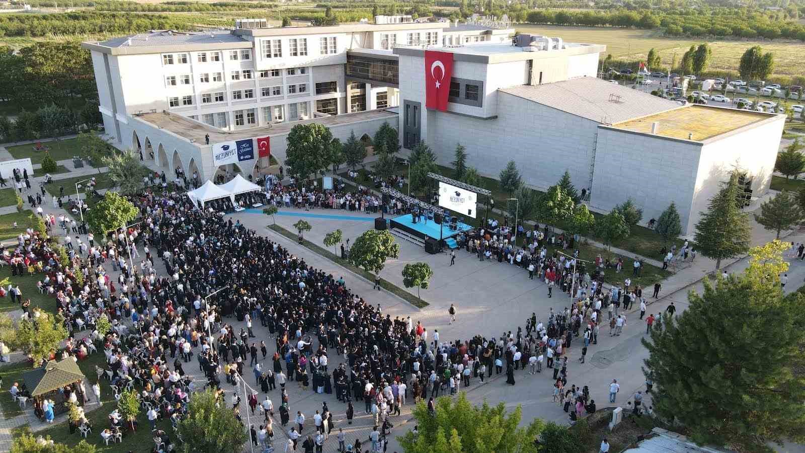 Malatya Turgut Özal Üniversitesi’nde mezuniyet heyecanı
