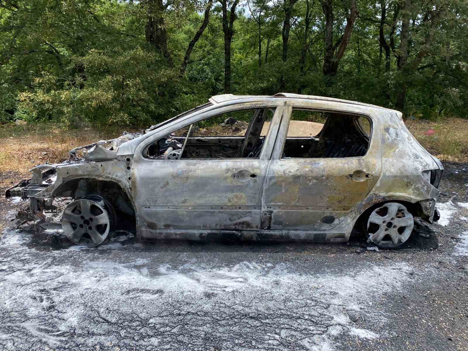 Pazaryeri’nde seyir halindeki otomobil yandı
