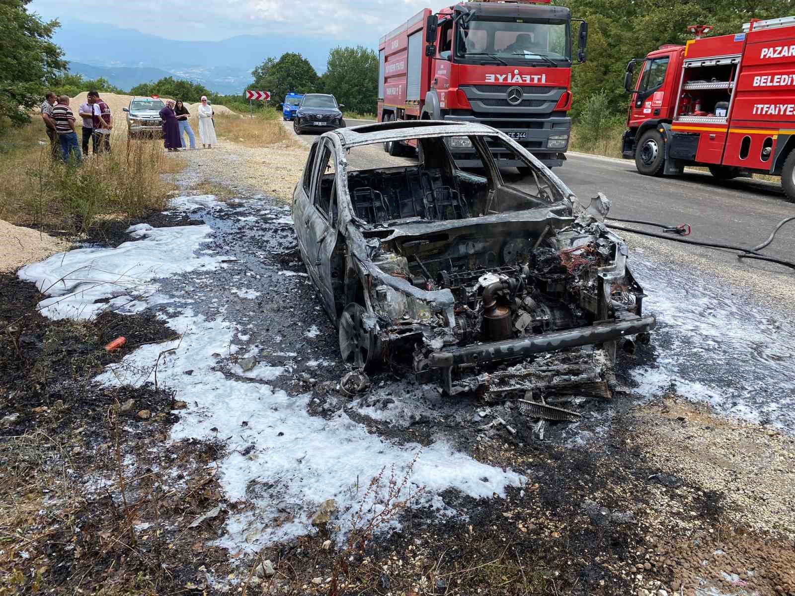 Pazaryeri’nde seyir halindeki otomobil yandı
