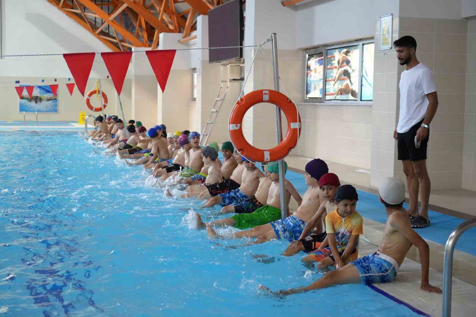 Sıcaktan bunalan gençler havuzlarda serinliyor
