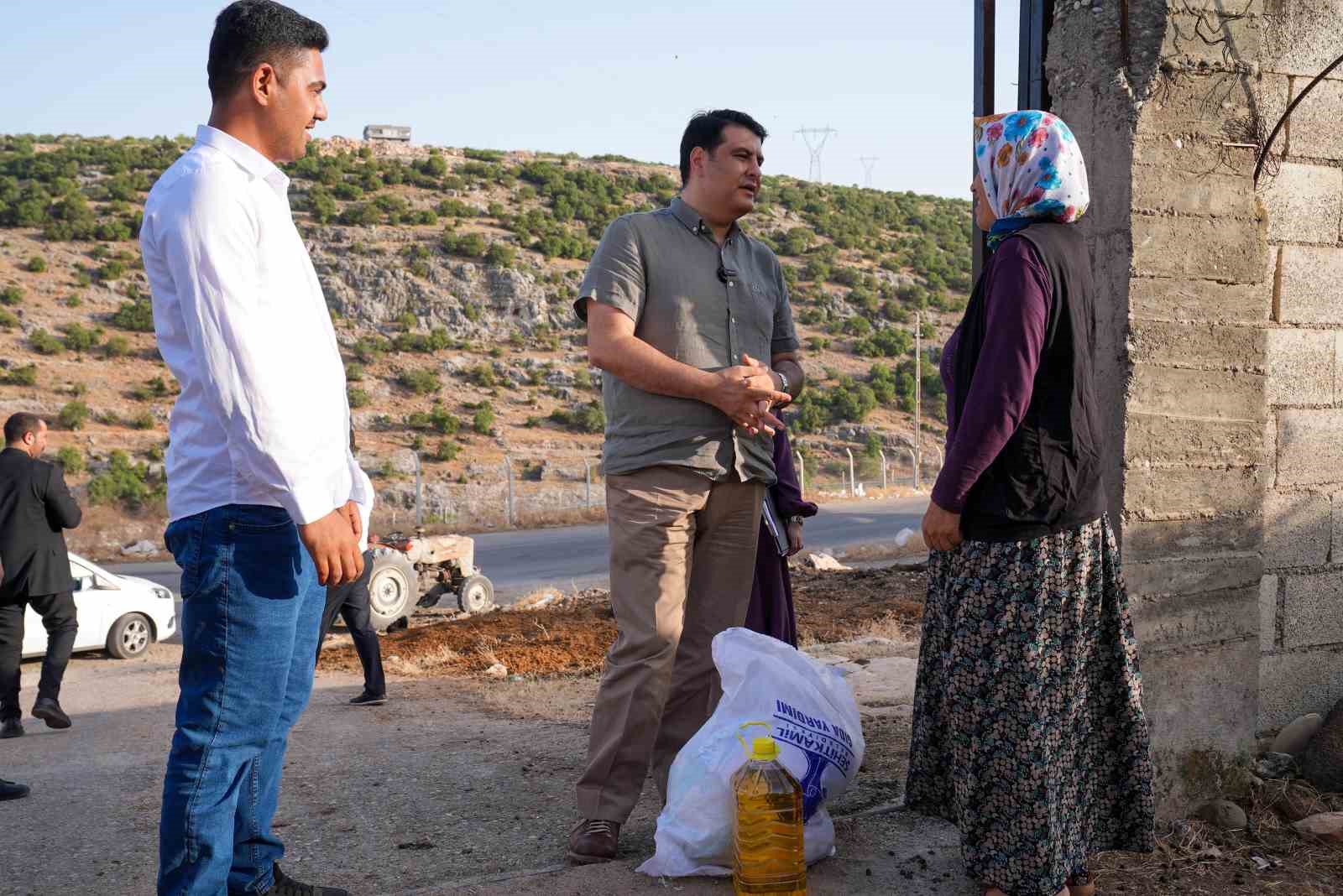 Yılmaz, ihtiyaç sahiplerine gıda yardımını kendi elleriyle yaptı
