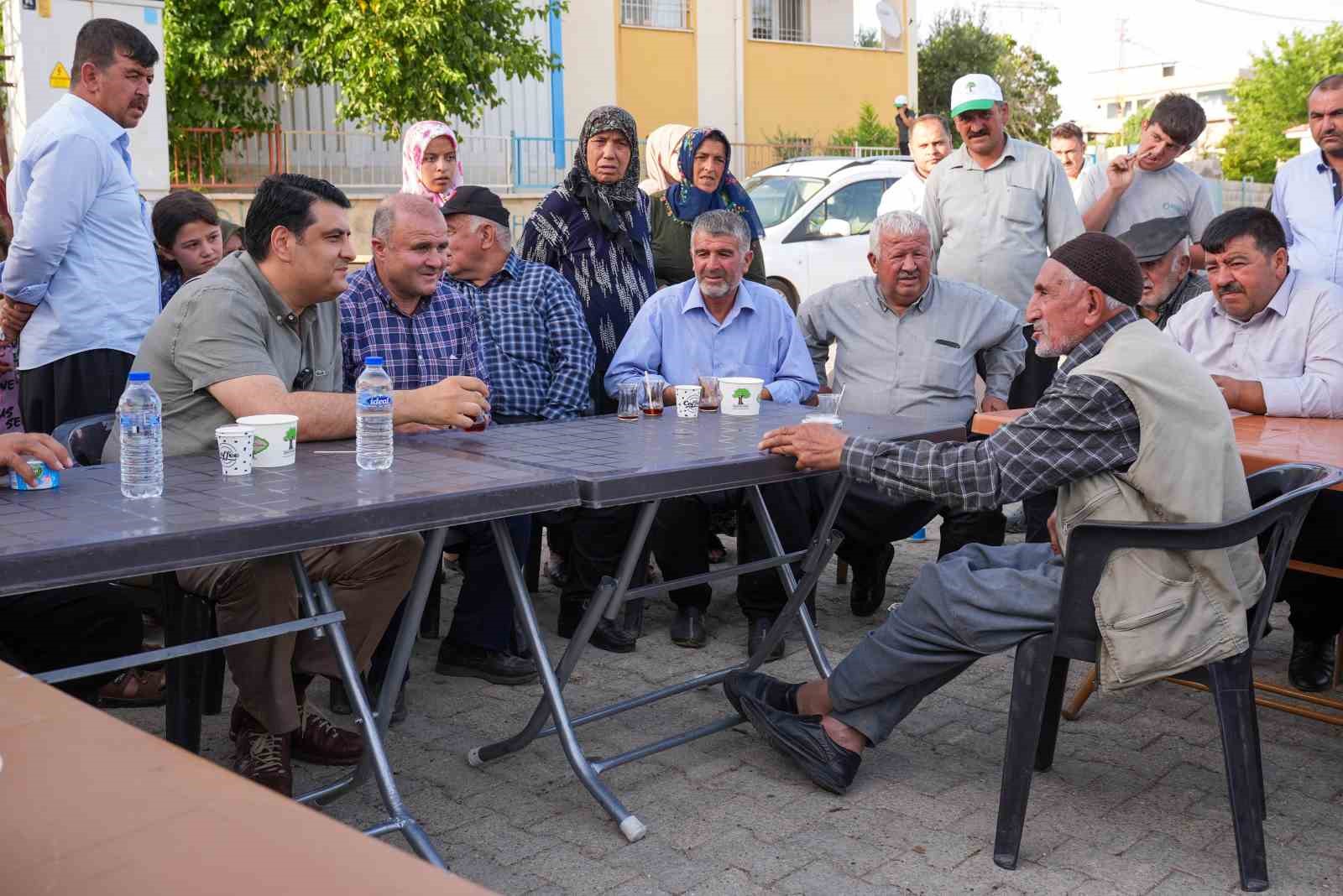 Yılmaz, ihtiyaç sahiplerine gıda yardımını kendi elleriyle yaptı
