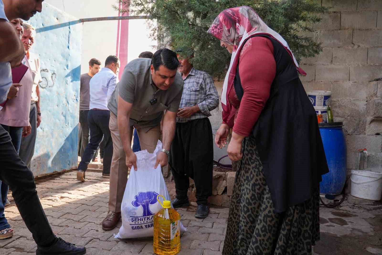 Yılmaz, ihtiyaç sahiplerine gıda yardımını kendi elleriyle yaptı
