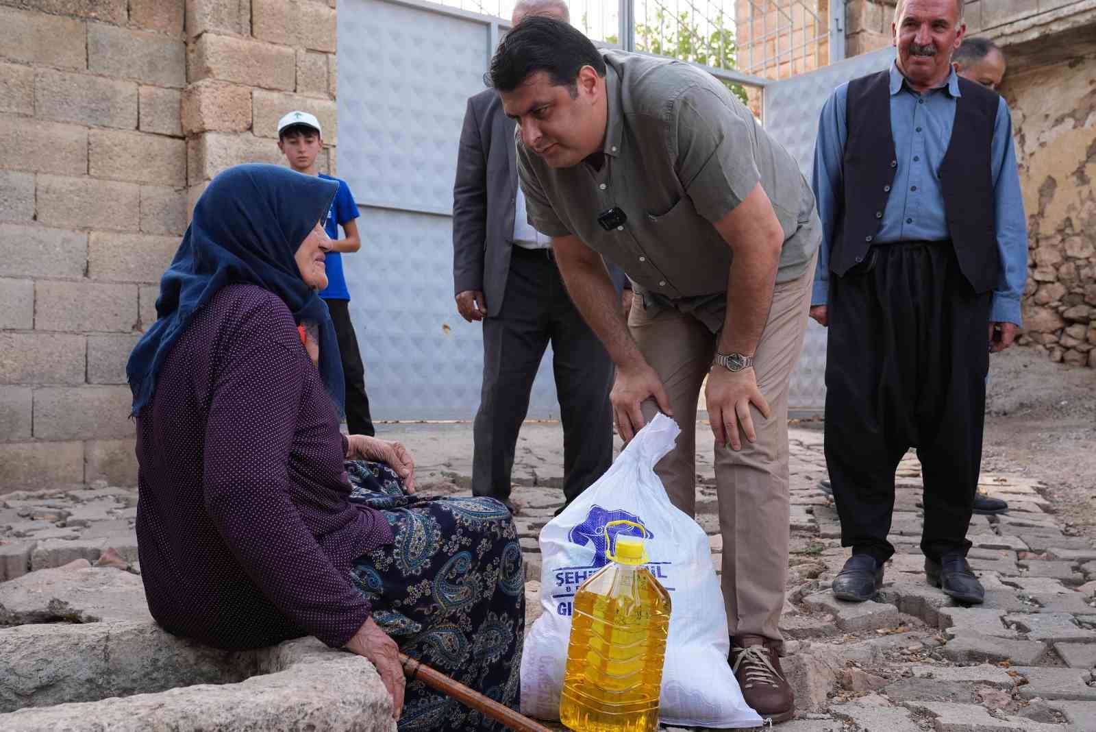 Yılmaz, ihtiyaç sahiplerine gıda yardımını kendi elleriyle yaptı
