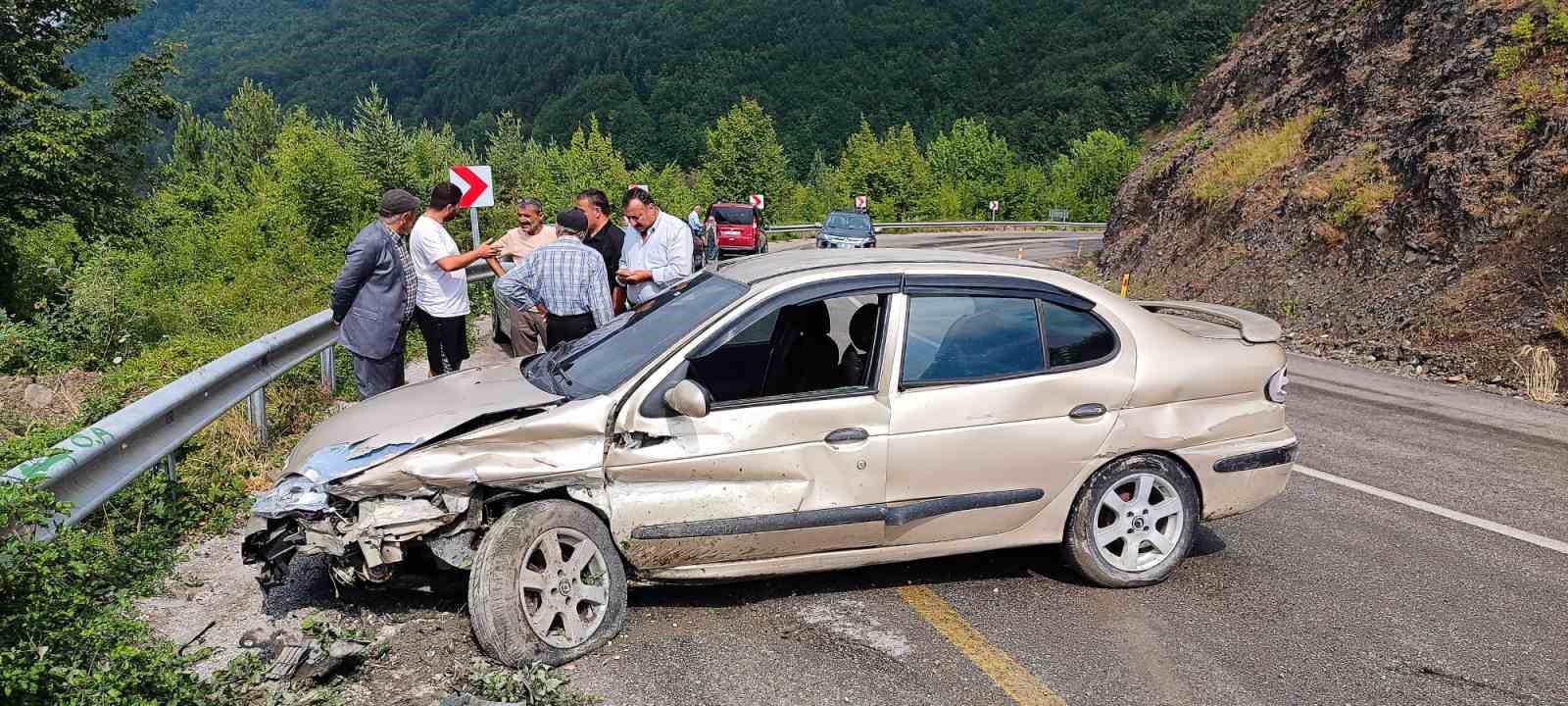 Kastamonu’da iki otomobil çarpıştı: 2 yaralı
