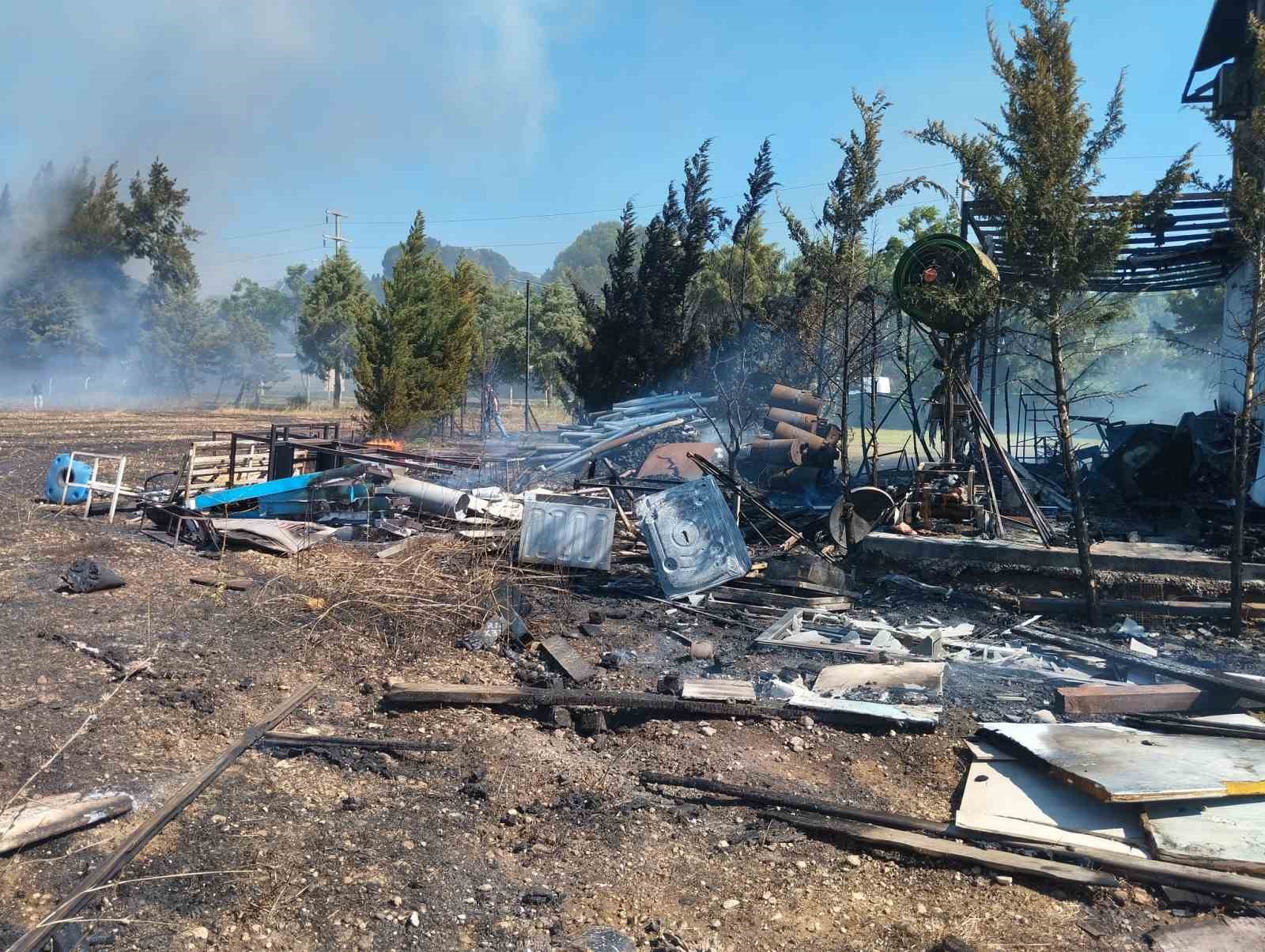 Antalya’da boş arazide çıkan yangın ormanlık alana sıçradı
