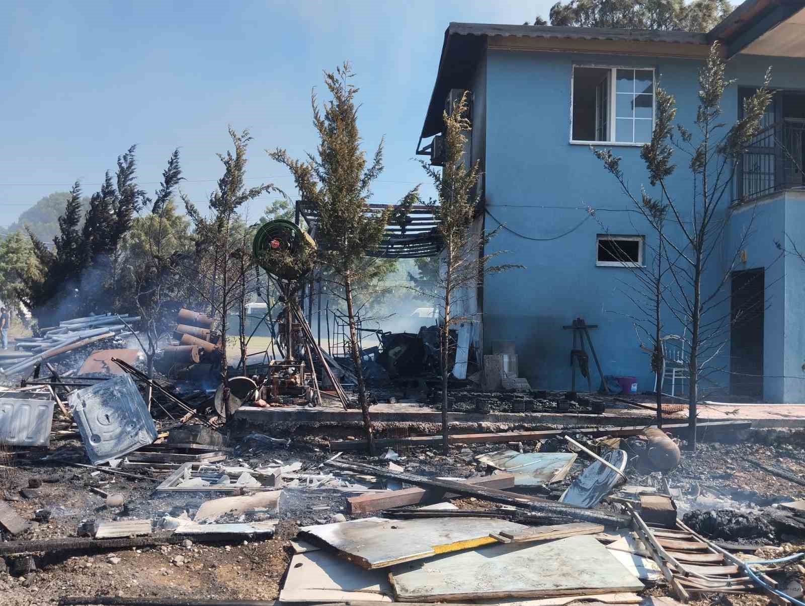 Antalya’da boş arazide çıkan yangın ormanlık alana sıçradı
