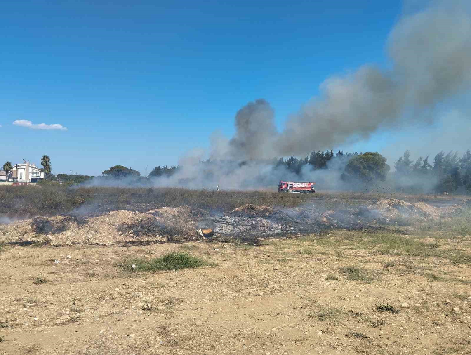 Antalya’da boş arazide çıkan yangın ormanlık alana sıçradı
