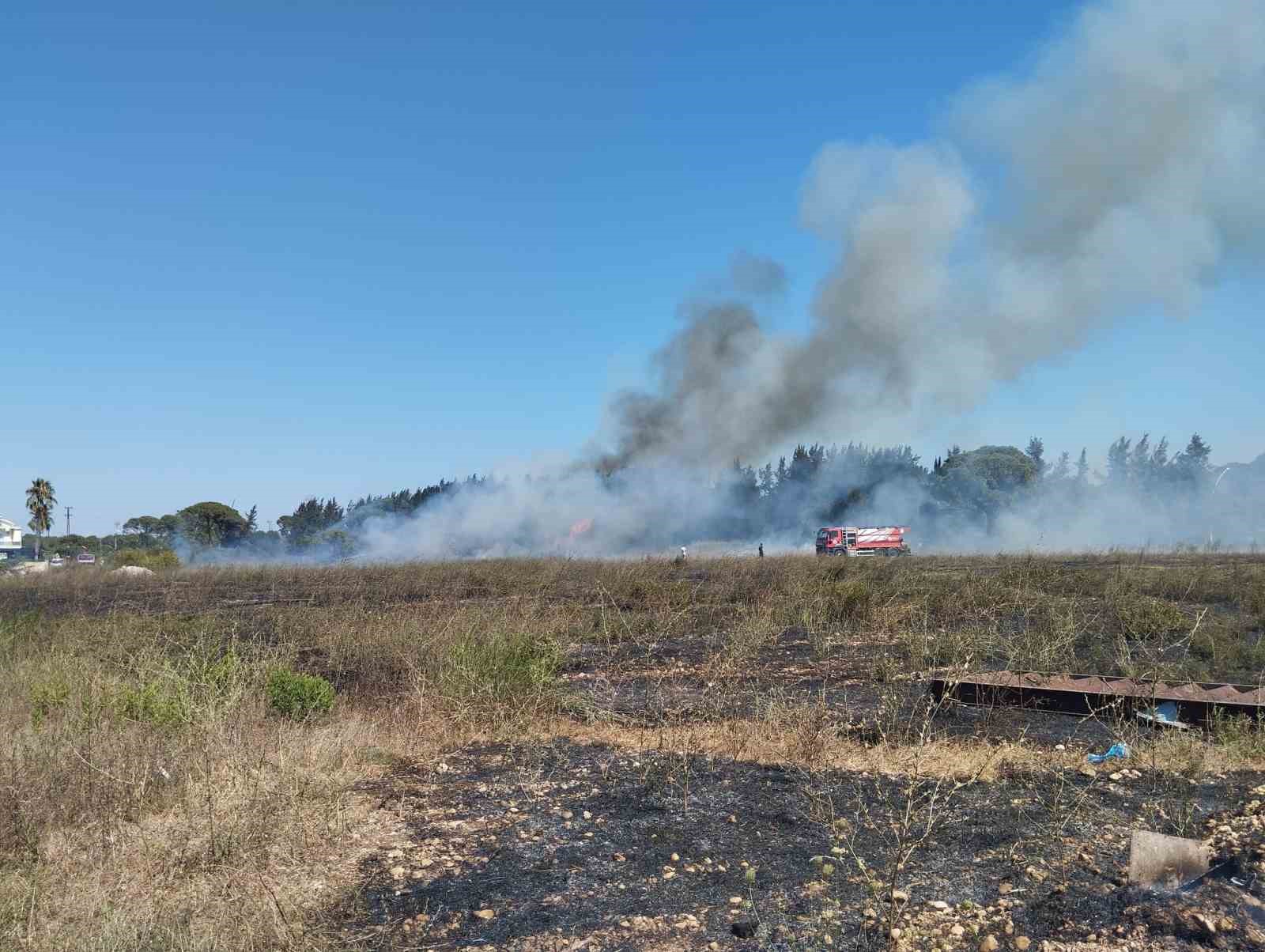 Antalya’da boş arazide çıkan yangın ormanlık alana sıçradı
