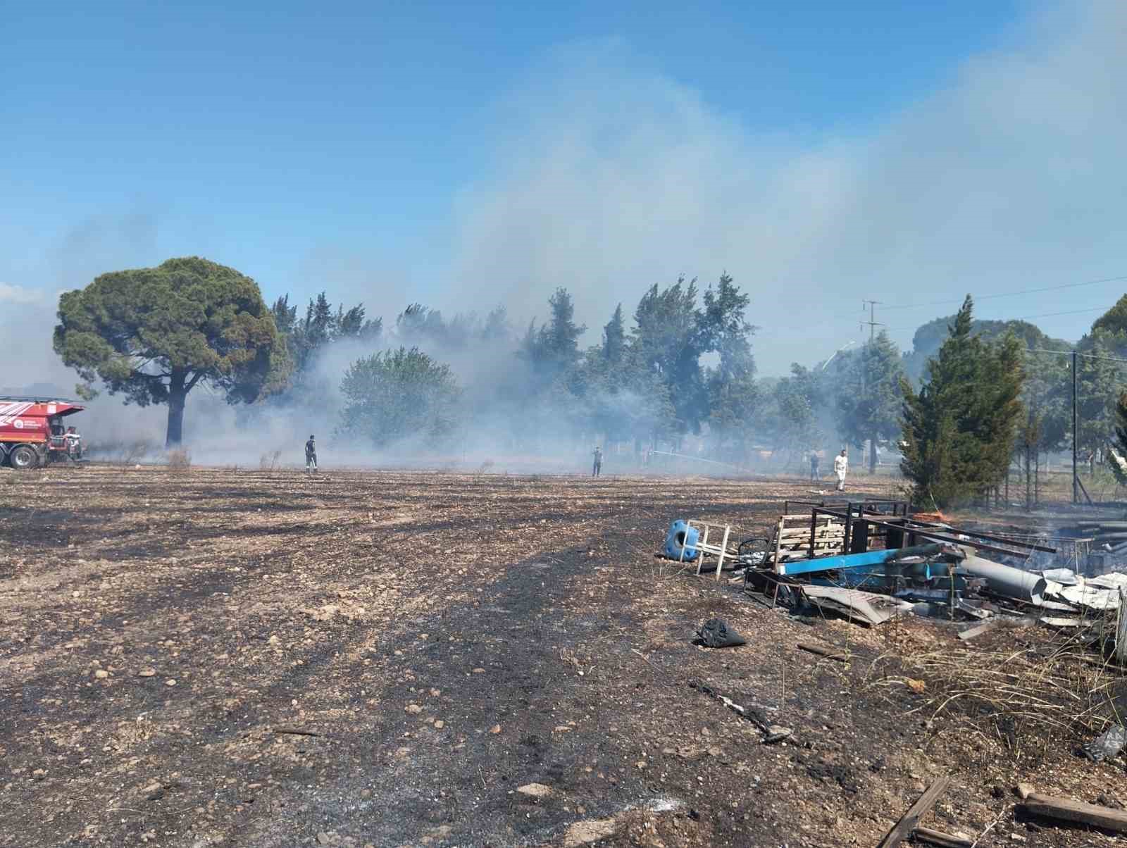 Antalya’da boş arazide çıkan yangın ormanlık alana sıçradı
