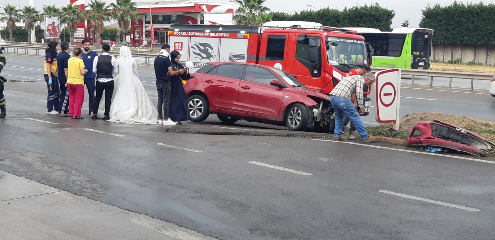 Düğüne saatler kala gelin ve damat kaza yaptı: 5 yaralı
