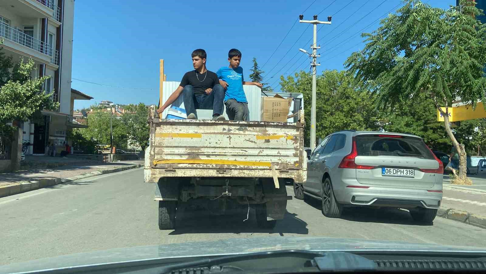 Kamyonet kasasında 2 çocuğun tehlikeli yolculuğu kamerada
