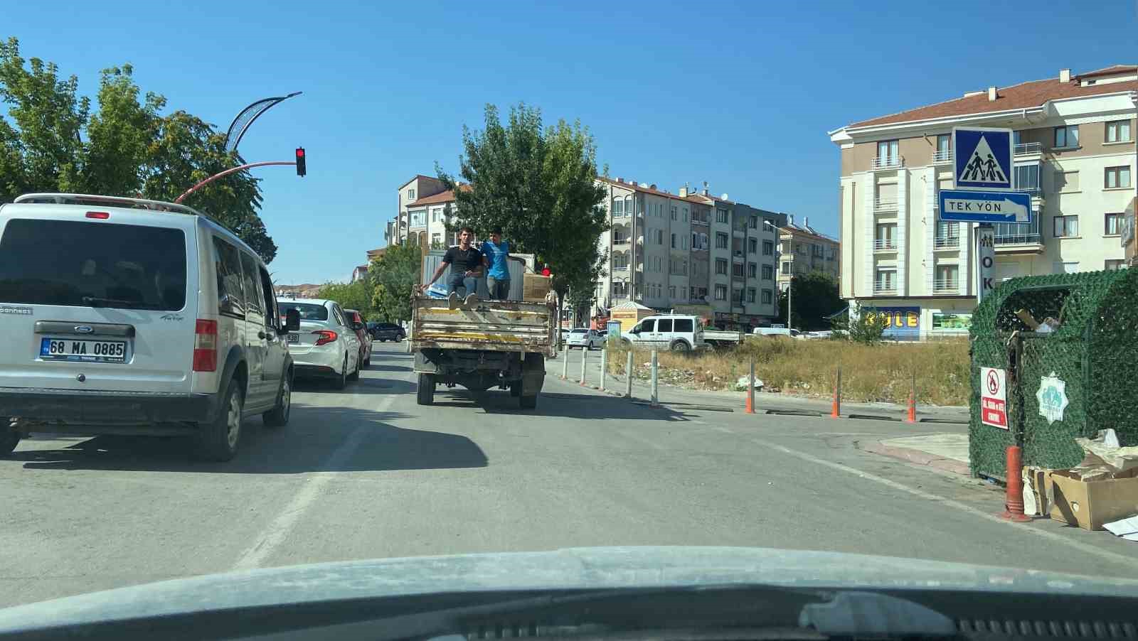 Kamyonet kasasında 2 çocuğun tehlikeli yolculuğu kamerada
