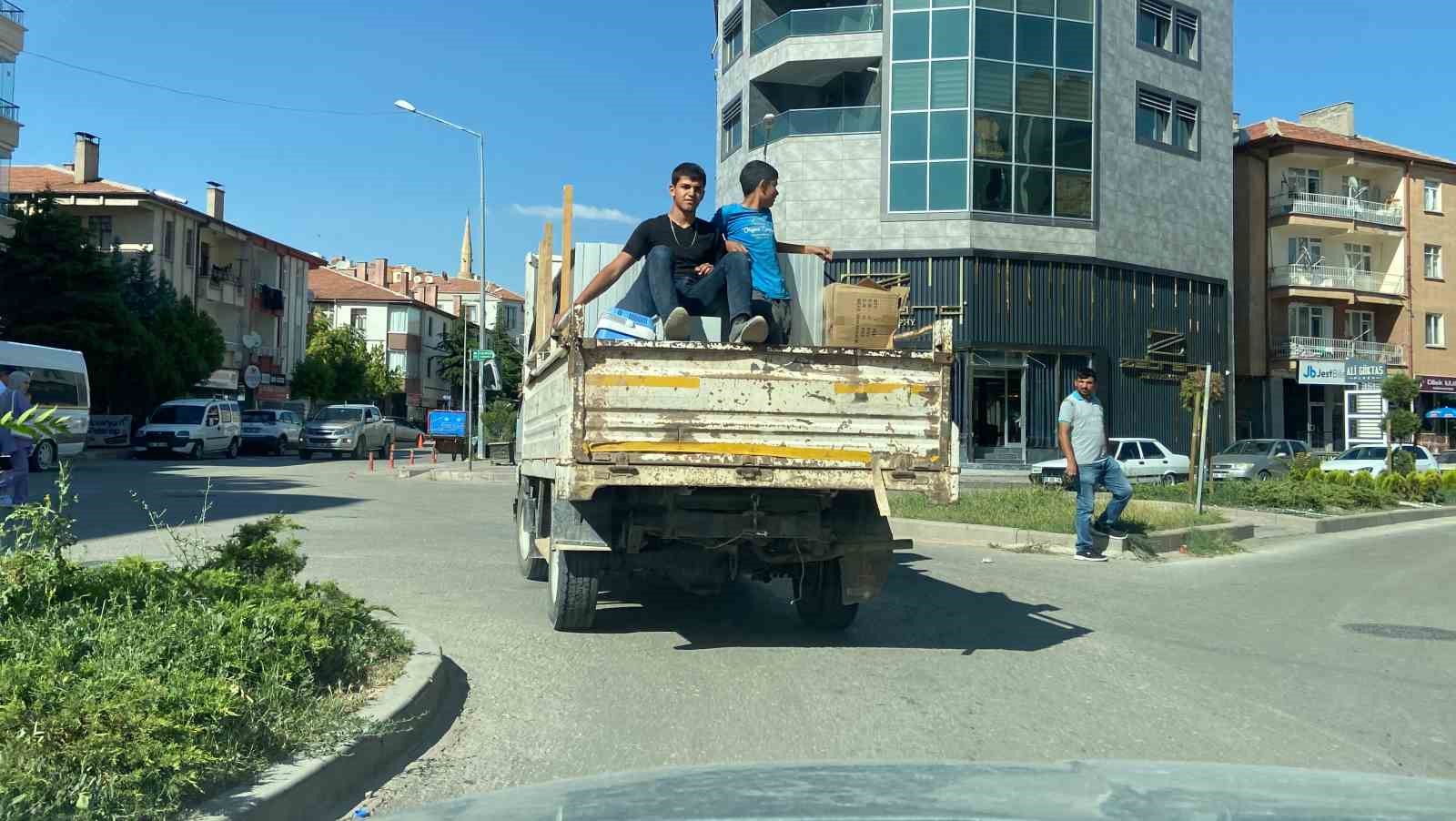 Kamyonet kasasında 2 çocuğun tehlikeli yolculuğu kamerada
