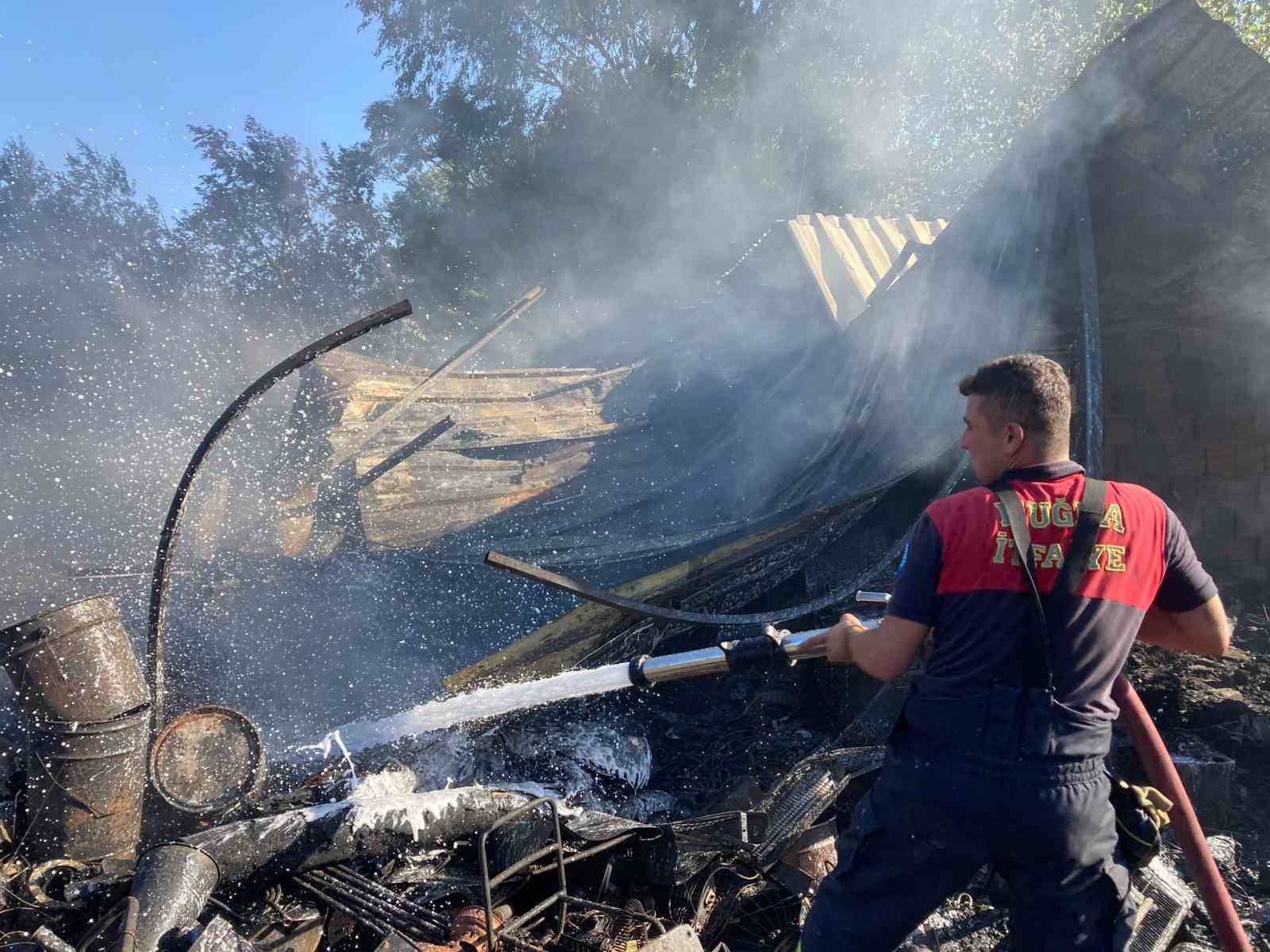 Hurdalık alevlere teslim oldu
