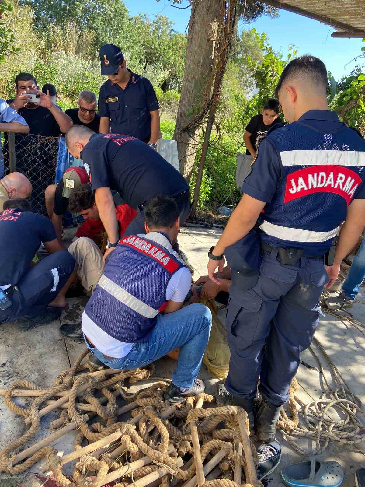 Evini yakıp kendini kuyuya attı
