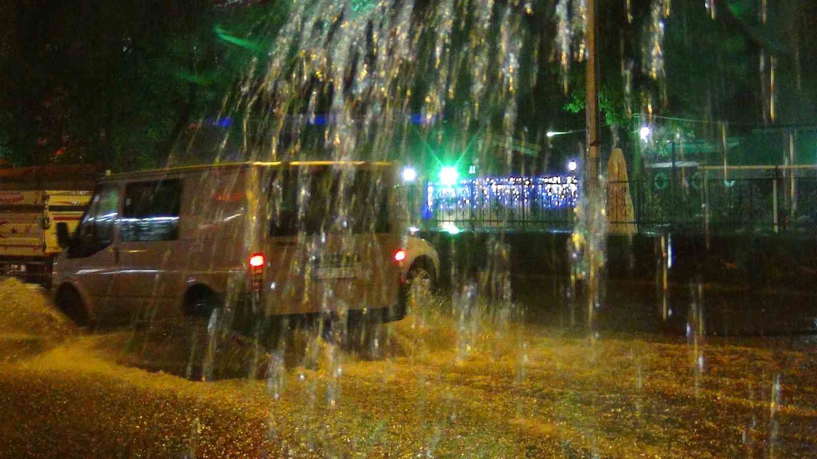 Kars’ı yağmur vurdu, caddeler göle döndü
