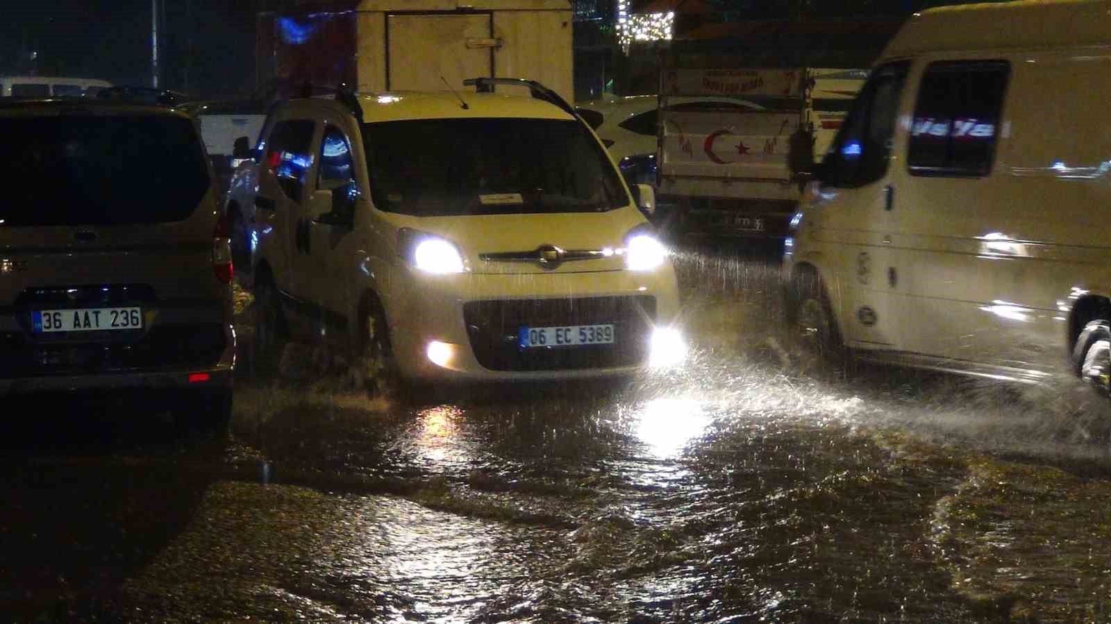 Kars’ı yağmur vurdu, caddeler göle döndü
