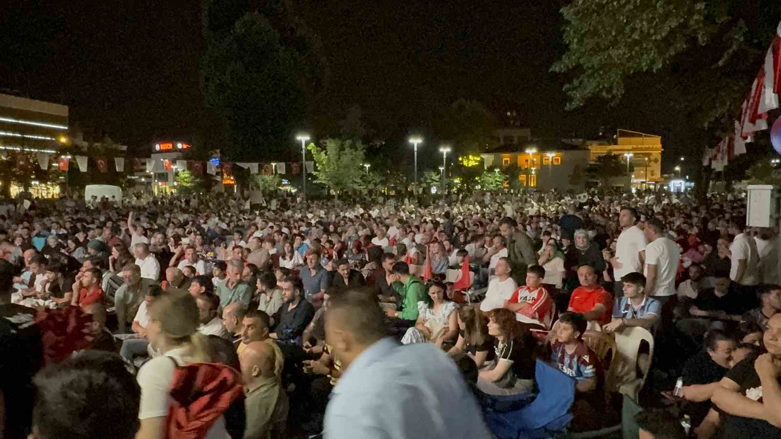 Düzce birlik oldu, yarı final için nefesler tutuldu
