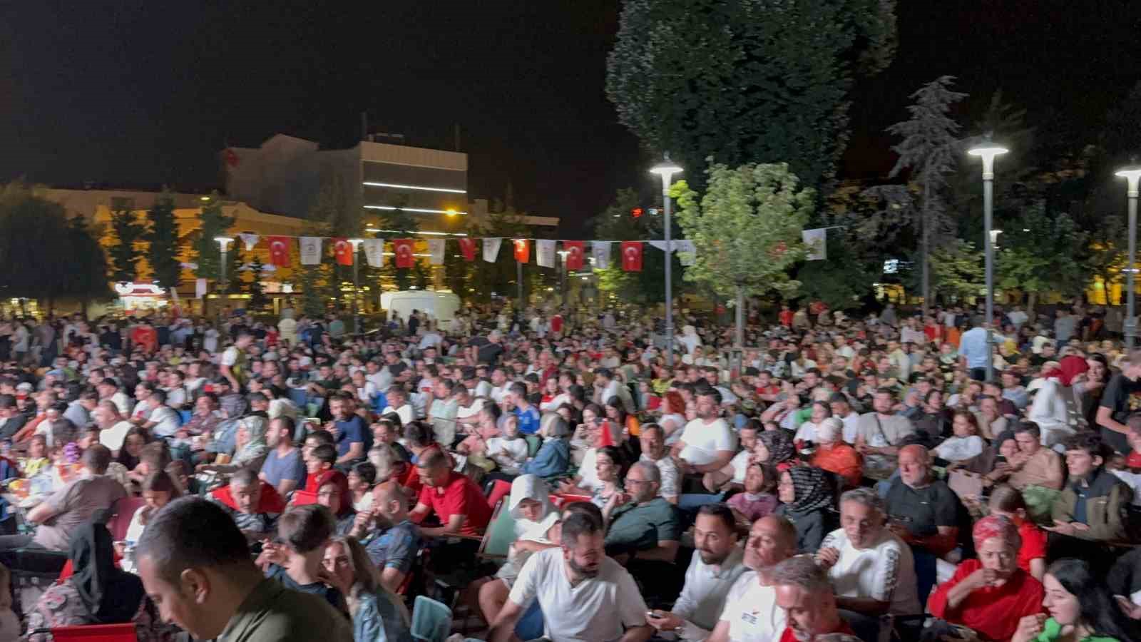 Düzce birlik oldu, yarı final için nefesler tutuldu
