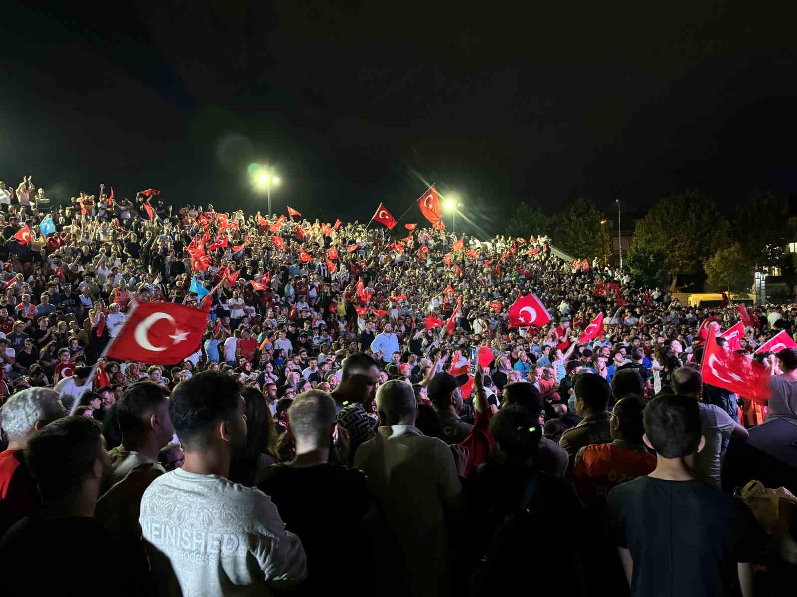 Milli takım sahada milyonlar ekran başında yarı final için ter döküyor
