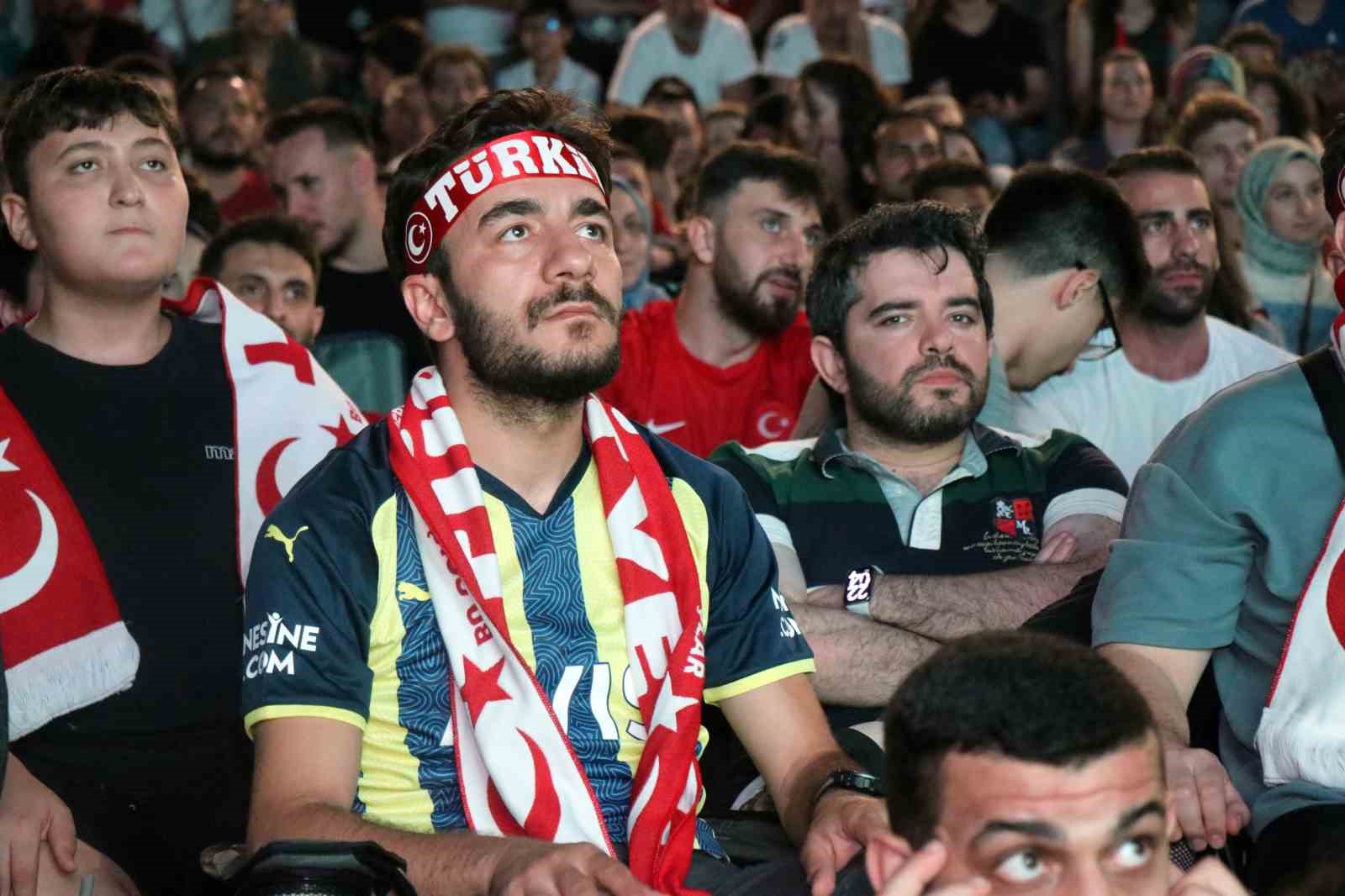 Milli takım sahada milyonlar ekran başında yarı final için ter döküyor
