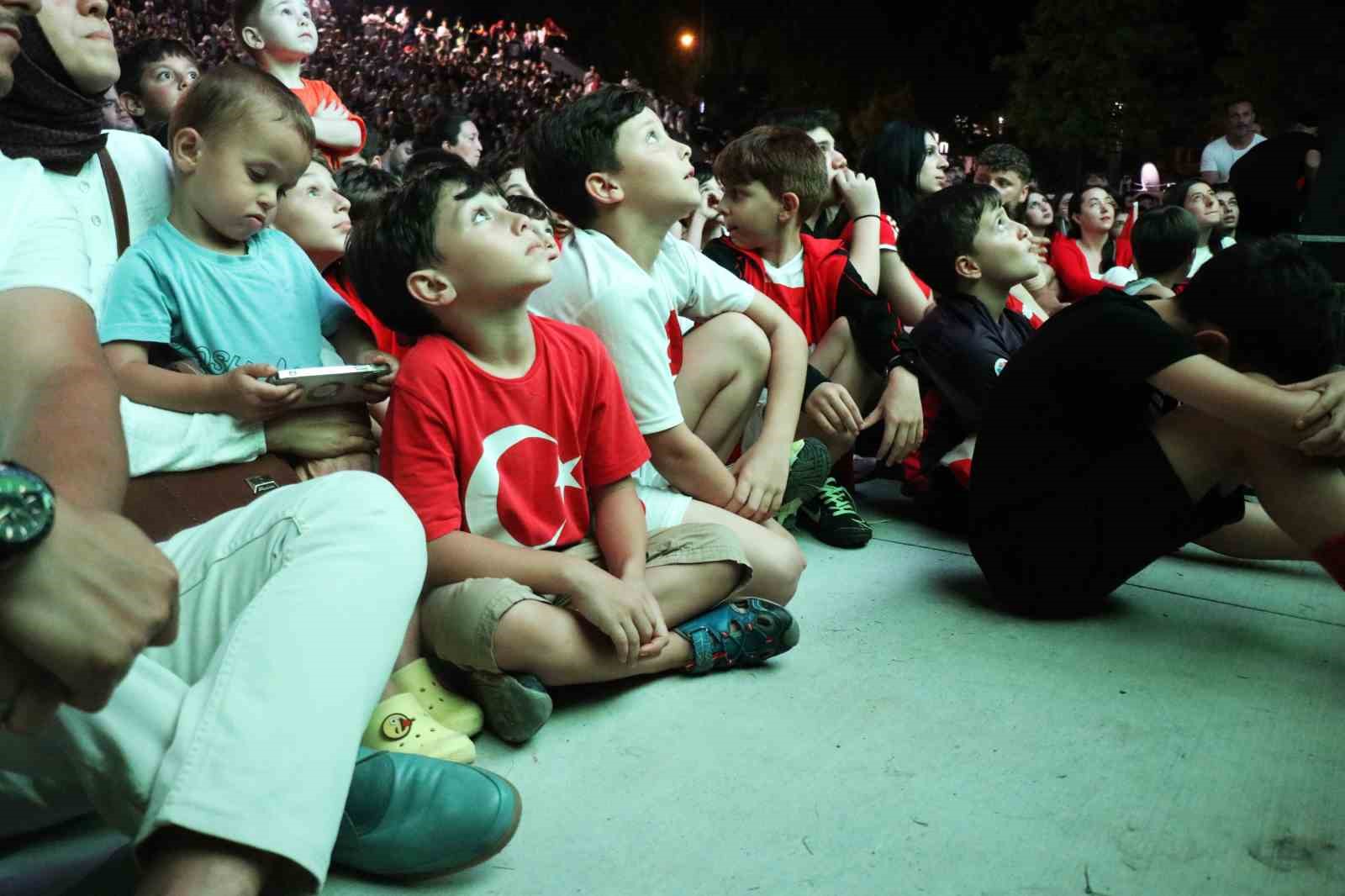 Milli takım sahada milyonlar ekran başında yarı final için ter döküyor
