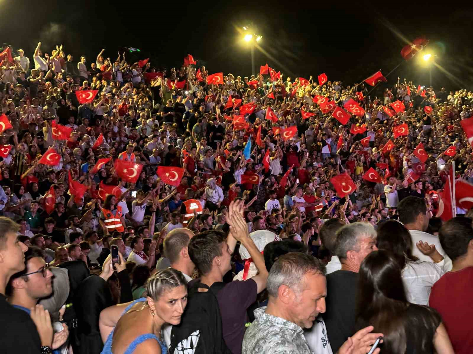 Milli takım sahada milyonlar ekran başında yarı final için ter döküyor
