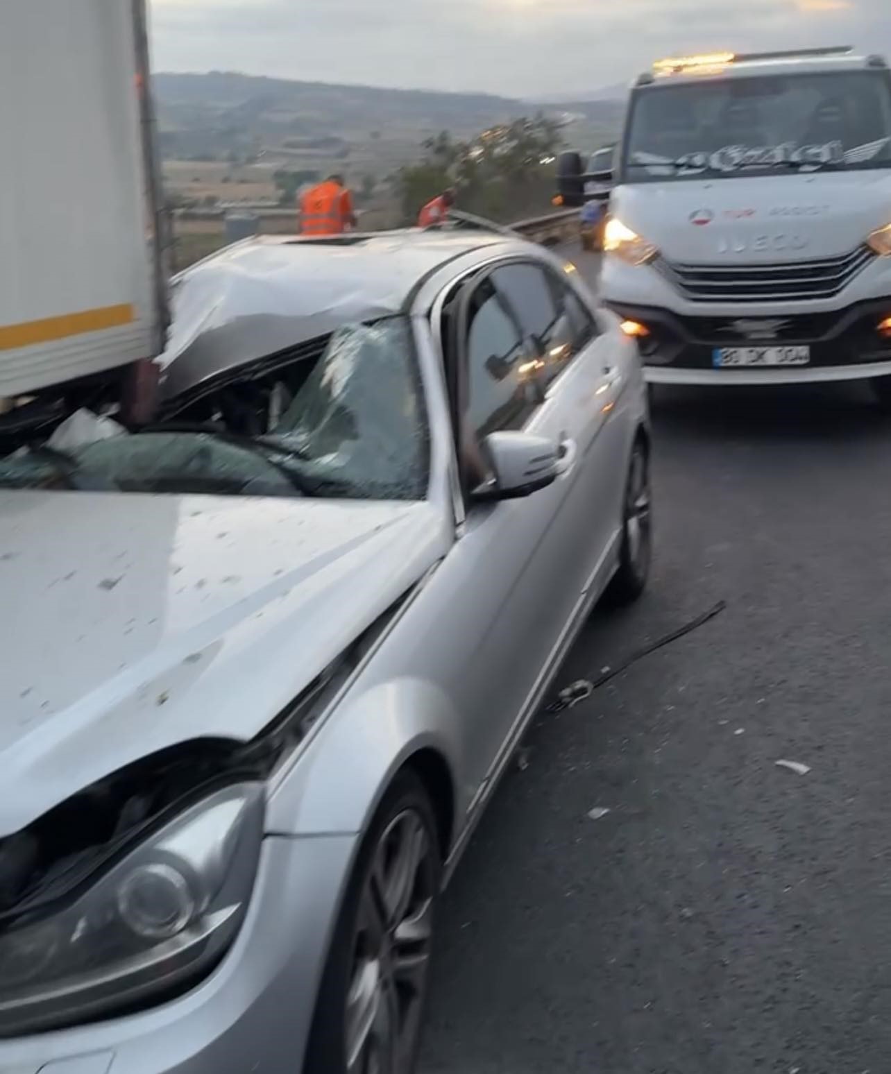 Osmaniye’de lüks otomobil tıra arkadan çarptı: 4 yaralı
