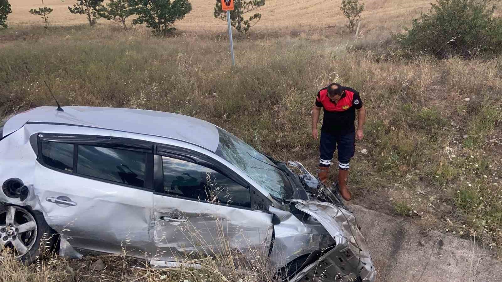 Otomobil su kanalına düştü, sürücü yaralandı
